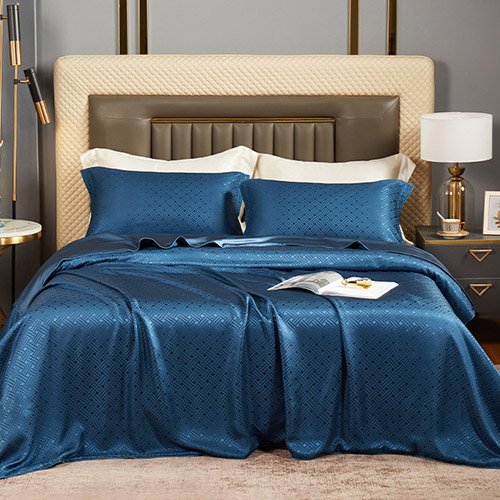 Silk jacquard bedding set with a textured pattern